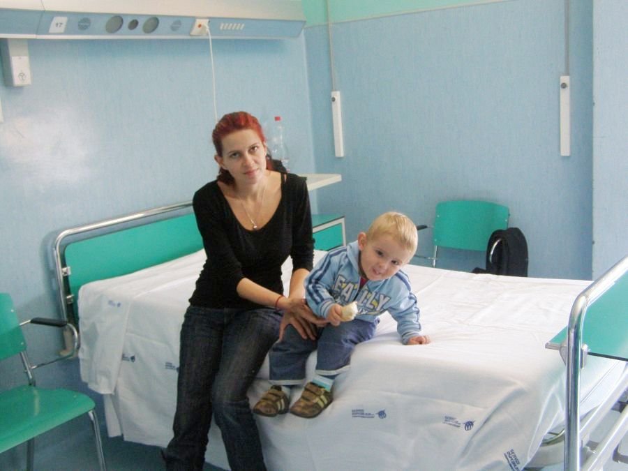 V nemocničním pokoji v Itálii je s malým Tomáškem po celou dobu jen maminka, tatínek si ubytování v Sienně musel najít sám.