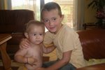Tomášek (vlevo) má rakovinou postižené obě oči, jeho starší bratříček Matejko (6) má zrak naprosto v pořádku.