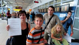 Rodina, která měla odletět s Tomi Tour na dovolenou, má v ruce místo palubních lístků oznámení o krachu cestovní kanceláře