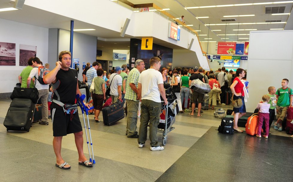 Zoufalí cestující na pražském letišti. Krach Tomi Tour je připravil o dovolenou