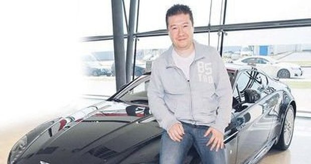 Tomio Okamura a jeho Aston Martin