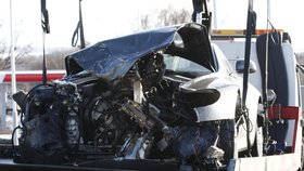 Zničený Aston Martin, kterým Tomio Okamura boural v lednu 2012