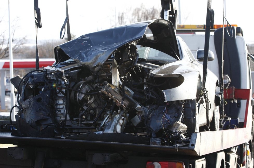Zničený Aston Martin, kterým Tomio Okamura boural v lednu 2012