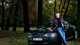 Tomio Okamura a jeho Aston Martin