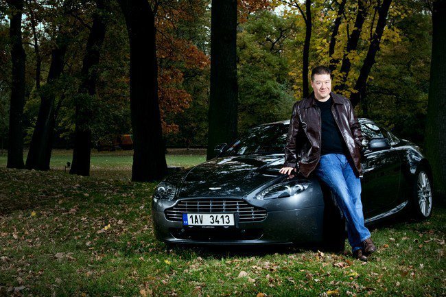 Tomio Okamura a jeho Aston Martin