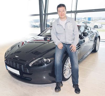 Tomio Okamura a jeho Aston Martin