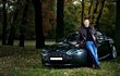 Tomio Okamura se svým luxusním vozem Aston Martin.