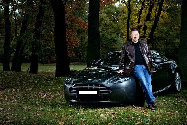 Tomio Okamura se svým luxusním vozem Aston Martin.