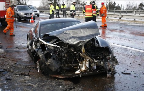 Nyní je Okamurův Aston Martin na odpis.