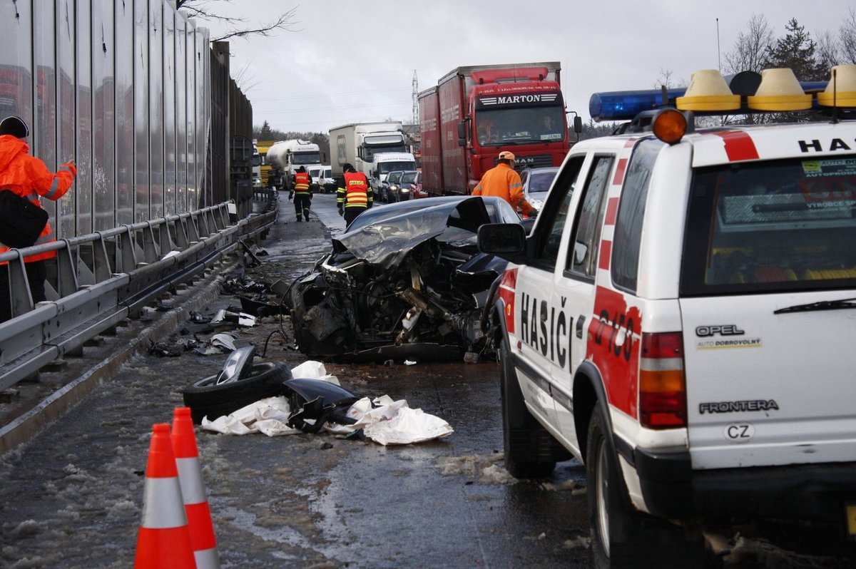 Nyní je Okamurův Aston Martin na odpis.