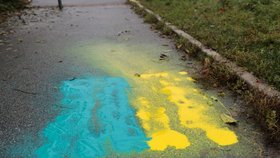 Na chodníku před domem Tomia Okamury se objevily ukrajinské vlajky (17. 11. 2025)