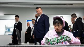 Okamura kouká na věci: Šéf SPD v Číně dohlédl na drátky, volanty i hračky. Kim Čong-il by jen záviděl Okamura kouká na věci: Šéf SPD v Číně dohlédl na drátky, volanty i hračky. Kim Čong-il by jen záviděl