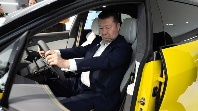 Tomio Okamura při návštěvě v čínské automobilce Zeekr. Tomio Okamura při návštěvě v čínské automobilce Zeekr.