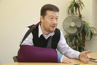 Okamura má ruku v sádře: Nemůžu si zavázat ani tkaničku!