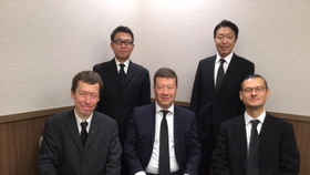 Bratři Okamurové a jejich bratranci Daisuke a Shinsaku v Japonsku v roce 2018. Přijeli se rozloučit s umírajícím otcem Matsuem.