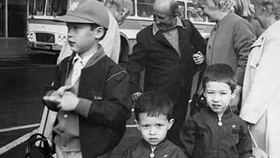 Bratři Okamurovi po příletu do Česka z Tokia v září roku 1976. Vlevo Hayato, vpravo Tomio, uprostřed Osamu