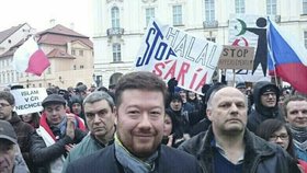Tomio Okamura na protiislámské demonstraci v Praze na Hradčanech