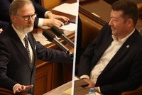 ONLINE: „On se nezmění.“ Okamura to schytává od staré koalice, šéf SPD se jen usmívá