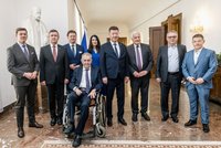 Unikátní sešlost ve Sněmovně: Zeman s Klausem i Pekarovou a Okamurou!