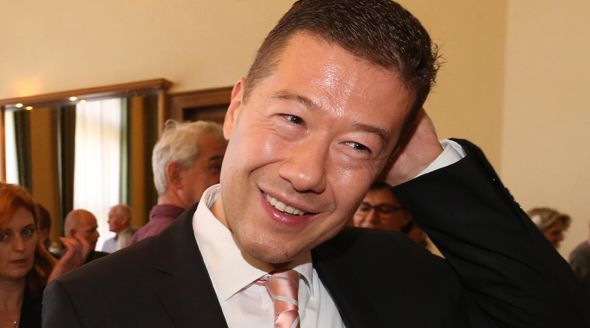 Vysmátý Tomio Okamura si jako poslanec přijde na slušný peníz.