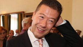 Vysmátý Tomio Okamura si jako poslanec přijde na slušný peníz.