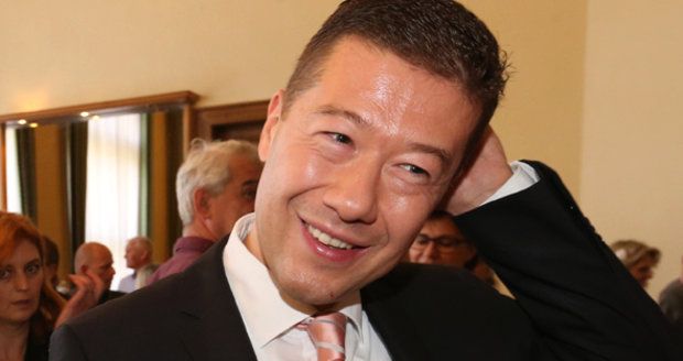 Okamura vydělává víc než Babiš! Co ještě odhalil povinný majetkový striptýz zákonodárců?