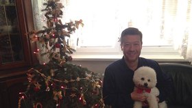 Silvestrovský pozdrav: Tomio Okamura s pudlem
