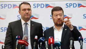 Tomio Okamura s Radimem Fialou (oba SPD) ve Sněmovně