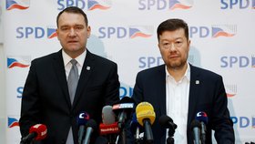 Tomio Okamura s Radimem Fialou (oba SPD) ve Sněmovně