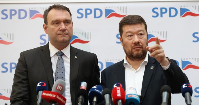 Tomio Okamura s Radimem Fialou (oba SPD) ve Sněmovně