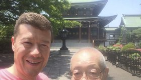 Tomio Okamura se svým otcem v Japonsku
