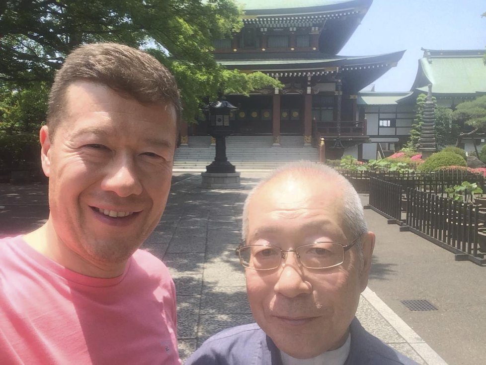 Tomio Okamura se svým otcem, o kterého se stará i přímo v Japonsku, kam za ním létá.