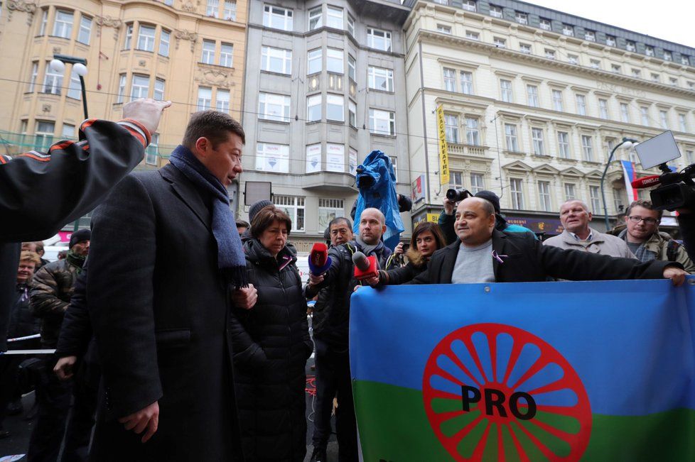 Romové na Národní 17. listopadu vypískali Tomia Okamuru (SPD)