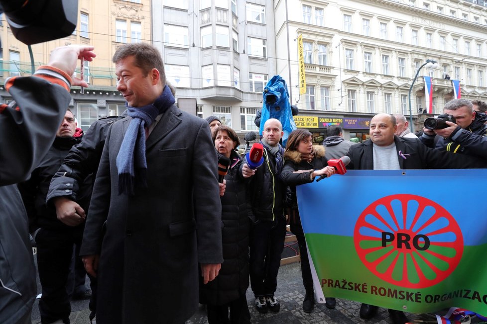 Romové na Národní 17. listopadu vypískali Tomia Okamuru (SPD).