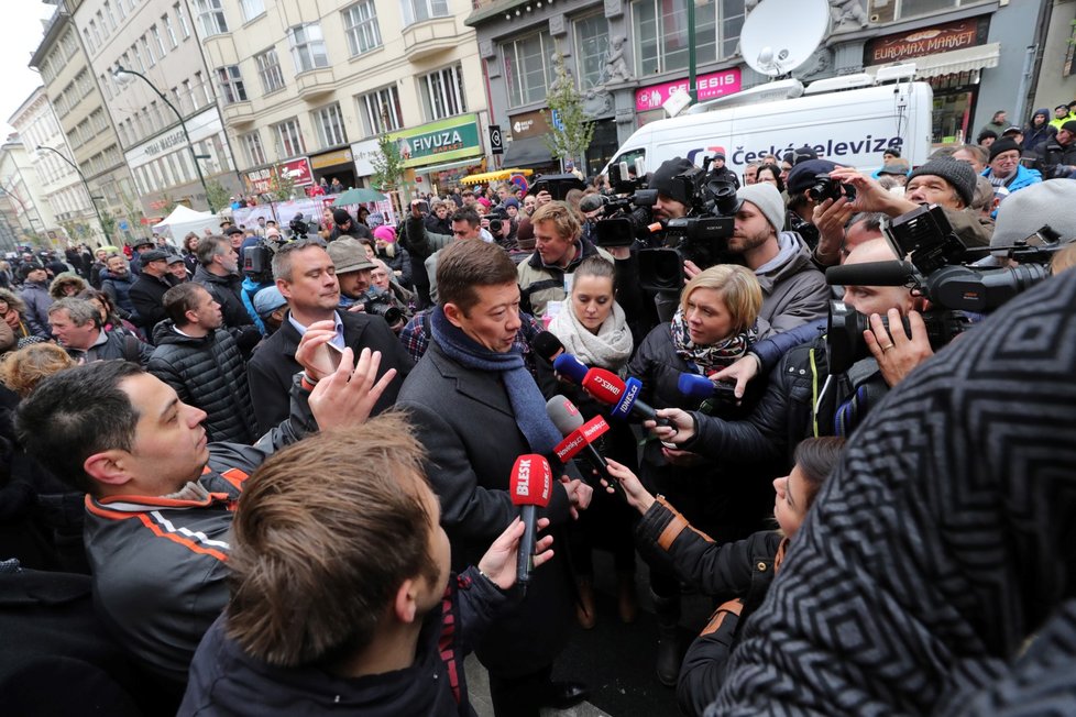 Romové na Národní 17. listopadu vypískali Tomia Okamuru (SPD).