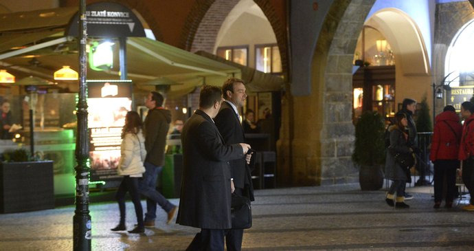 Tomio Okamura a Radim Fiala jdou na tajnou schůzku v centru Prahy s možnými spojenci (březen 2015).