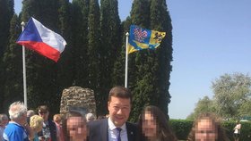 Tomio Okamura (SPD) se fotil se skautkami. A sám vzpomínal na vlastní skautská léta