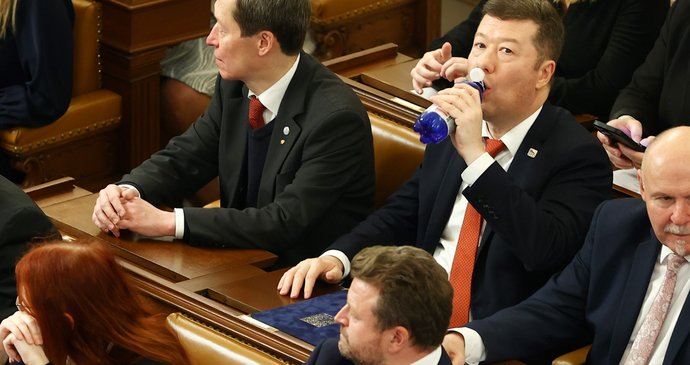 Ustavující schůze nové Sněmovny: Tomio a Hayato Okamurovi (3.11.2025)