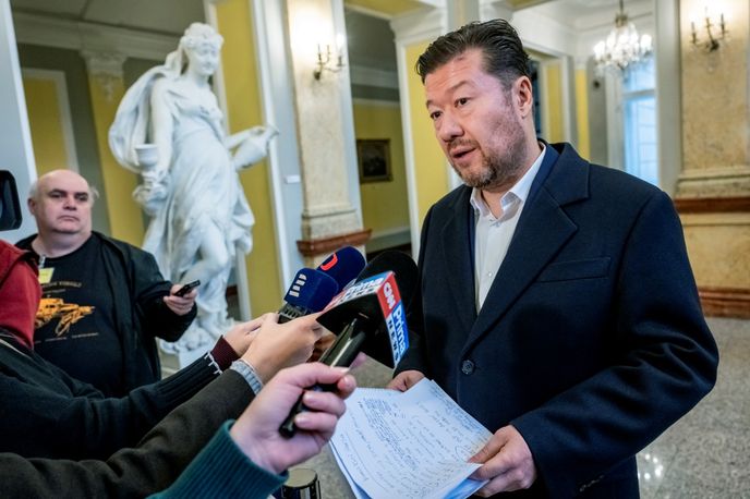 Tomio Okamura (SPD) ve Sněmovně (říjen 2026) Tomio Okamura (SPD) ve Sněmovně (říjen 2026)