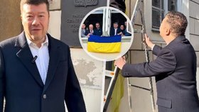 Poslanci a svět reagují na Tomia Okamuru (SPD) a jeho stržení ukrajinské vlajky.