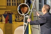 Okamura sundal ze Sněmovny prapor Ukrajiny: „Ostudné!“ zuří poslanci a vyvěsili vlajky z oken
