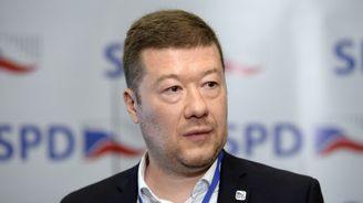 Okamura rozdával ve volebním štábu Le Penové odznáčky SPD, ale na vítězství to nestačilo