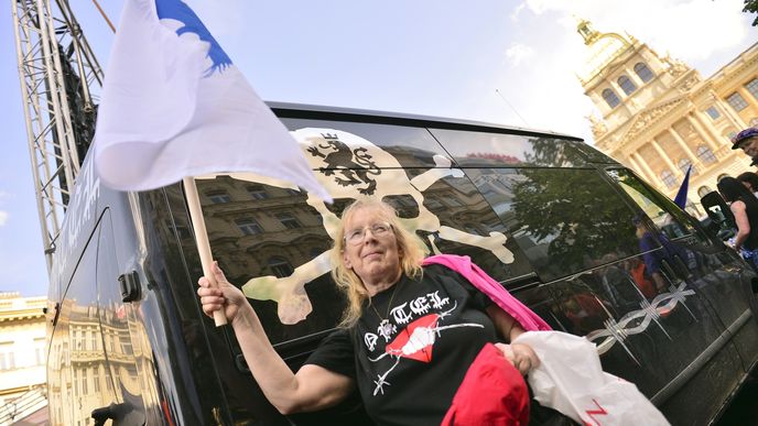 Demonstrace Tomia Okamury proti diktátu EU za účasti kapely Ortel a politiků Le Penové a Wilderse.