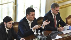 Tomio Okamura (SPD) při jednání Poslanecké sněmovny mezi dalšími místopředsedy Sněmovny Pikalem a Fialou