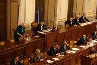 Sliby, chyby! „Žvanírna“ je zpět, poslanci znovu zabředli do řečnění a hádek nejen o Okamuru