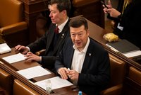 Sněmovna jako „Okamurův plyšák“ a handl, bouří opozice. Nevydání Babiše a Okamury zpečetěno?