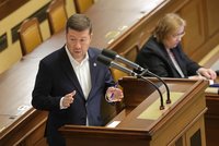 „Ostuda!“ Okamuru po nenávistném projevu chtějí sesadit z čela Sněmovny, opozice sbírá podpisy