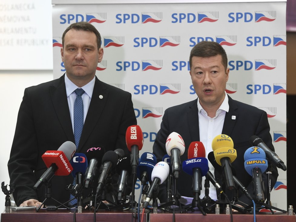 Tomio Okamura ve Sněmovně se šéfem Poslaneckého klubu Petrem Fialou