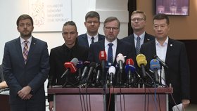 Tomio Okamura ve Sněmovně s představiteli opozičních stran Rakušanem Bartošem, Pospíšilem, Fialou a Bělobrádkem