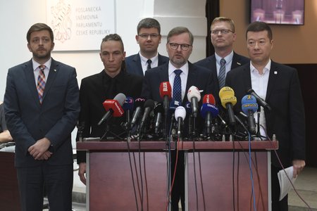 Tomio Okamura ve Sněmovně s představiteli opozičních stran Rakušanem Bartošem, Pospíšilem, Fialou a Bělobrádkem